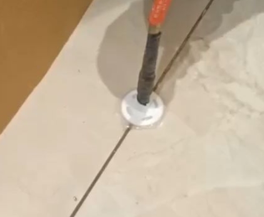 璧山瓷砖空鼓维修公司专业解答瓷砖在铺贴过程中，如果没有涂抹均匀到位的粘结材料（如水泥砂浆或瓷砖胶），可能会导致以下问题